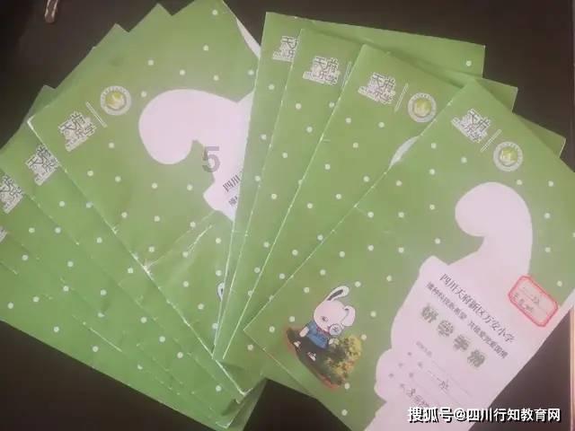 “心机喵”去合照,自己设计一个动作,旁边的两只黑猫无奈了……