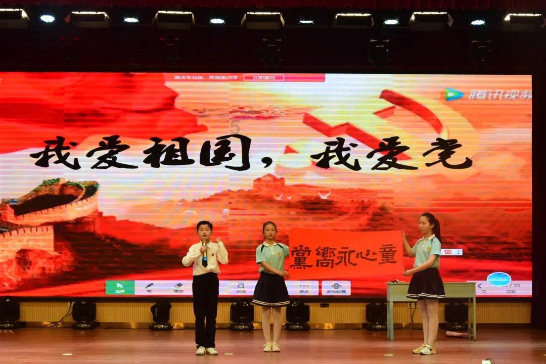 逃离昏暗下的小村