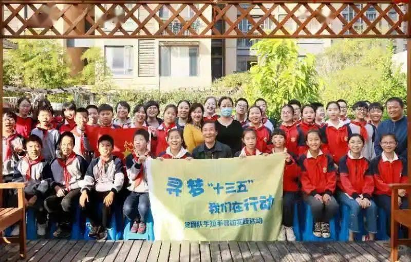 老公和初中女同学每次微信聊天后都把聊天记录删除？游戏画面