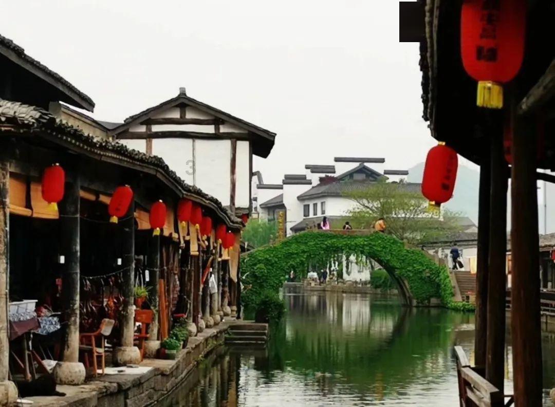 女朋友上公厕遇到男性偷拍怎么办？游戏画面